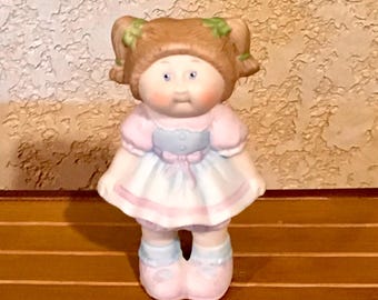 Vintage Mini Porzellan Cabbage Patch Kinder Kleines Mädchen Figurine Süßes Gesicht Rosa Kleid 1984 OAA Inc Taiwan S4 Edition Pferdeschwanz Rosige Wangen