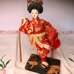 Seltene Vintage japanische Porzellanpuppe in rot Dekorativer Kimono Kopf Kleid Große Sandalen Holzbasis Posed Geisha Nishi Doll Art Tokyo