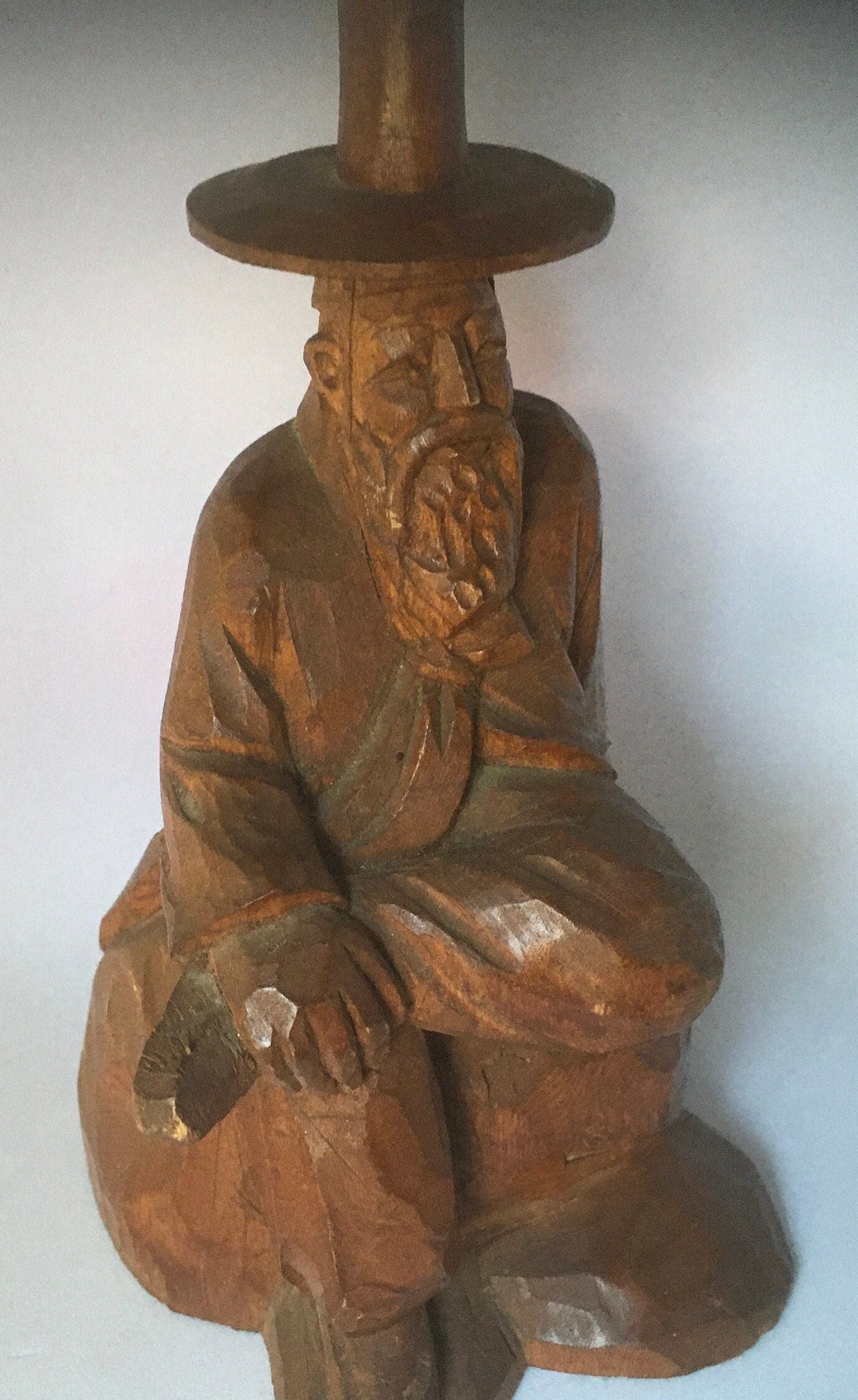 Komplizierte handgeschnitzte Holz asiatischer Mann ruht Sitzen Cross-Bein auf Felsen Holzfigur Fu Manchu Konfuzius