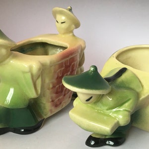 ショーニー陶器プランター クーリーとカート 金色 中国製 バスケット付き USA 539 & 537 農夫 カートを引く男性 バスケットを運ぶ 緑の帽子