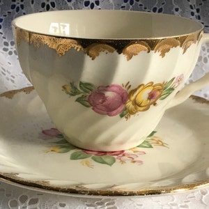 Royal China INC. Quaban Royal 22k Goldtasse und Untertasse / Beilagenteller - Weiß mit Goldrand und rosa und gelben Blumen