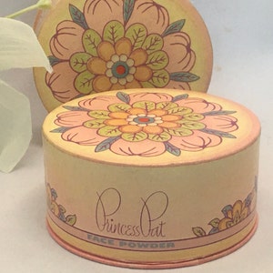 Nuevo COMPLETO Clásico Original Princesa Pat Patrician Polvo Naturelle Cara Polvo Rosa Caja de Cartón Motivo Floral Vestidor Vanidad Decoración