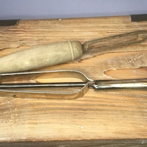 Choice Vintage Potato Vegetable Peeler Farm Retro Display Kitchen Tool Utensil Country Themed Decor Metal Handle Wooden Handle