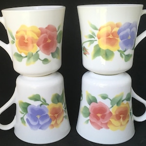 Paar weiße Corning USA Kaffeetassen Tassen rosa lila gelb Blumen Frühling Dekor Mikrowellensicher