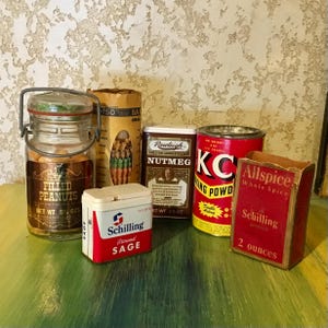 Set da cucina, ristorante, generi alimentari, KC, lievito in polvere, pirottini di carta, schilling, pimento, salvia, noce moscata, arachidi ripiene, decorazioni da cucina vintage