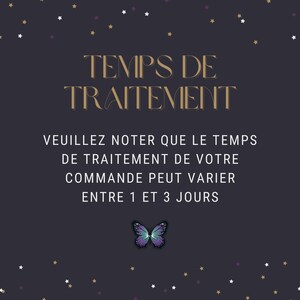 May include: A dark blue background with gold stars and a purple butterfly. The text reads "TEMPS DE TRAITEMENT VEUILLEZ NOTER QUE LE TEMPS DE TRAITEMENT DE VOTRE COMMANDE PEUT VARIER ENTRE 1 ET 3 JOURS".