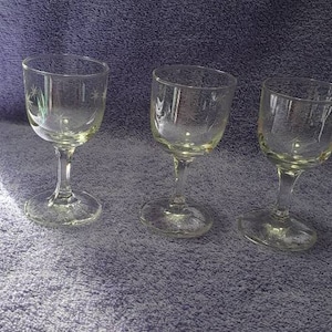 Atomic starburst stemmed wine cocktail Glasses set of 4 mcm 3 oz 4&quot;tall very good condition.m