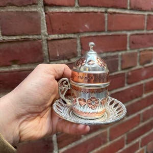 Turkisk grekisk arabisk marockansk kaffe- och espressokopp med innerporslin, metallhållare, fat och lock