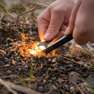 Survival Feuerstahl HEXA Feuerstarter perfekt für dein Bushcraft Outdoor Abenteuer Firesteel mit bis zu 60.000 Zündungen Bild 2