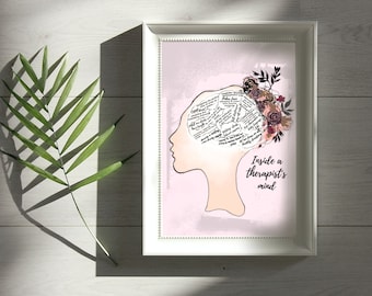Puede incluir: Una impresión enmarcada con un fondo rosa que presenta una silueta de la cabeza de una persona con un diseño floral. La cabeza está llena de texto escrito a mano y el texto "Inside a therapist's mind" está debajo de la cabeza.