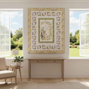 Pode incluir: Uma colcha de parede retangular com um painel central apresentando uma ilustra&ccedil;&atilde;o de coroa de flores e borboletas, rodeada por uma borda verde e uma moldura externa de pequenos la&ccedil;os multicoloridos sobre fundo branco com borda floral amarela.