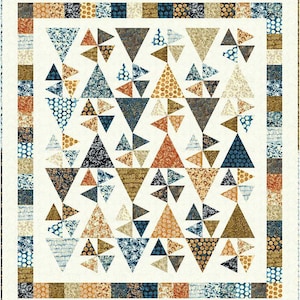 Könnte beinhalten: Ein handgefertigter Quilt mit einem sich wiederholenden Muster aus Dreiecken und Windrädern in Blau-, Braun- und Orangetönen auf cremefarbenem Hintergrund. Der Quilt hat einen gemusterten Rand und ist wahrscheinlich aus Baumwollstoff gefertigt.