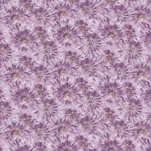 Pode incluir: Um padr&atilde;o de tecido com um design floral denso e repetitivo em v&aacute;rios tons de roxo e lavanda. As flores t&ecirc;m in&uacute;meras p&eacute;talas finas e pontiagudas que irradiam de um ponto central, criando uma apar&ecirc;ncia texturizada e em camadas na superf&iacute;cie.