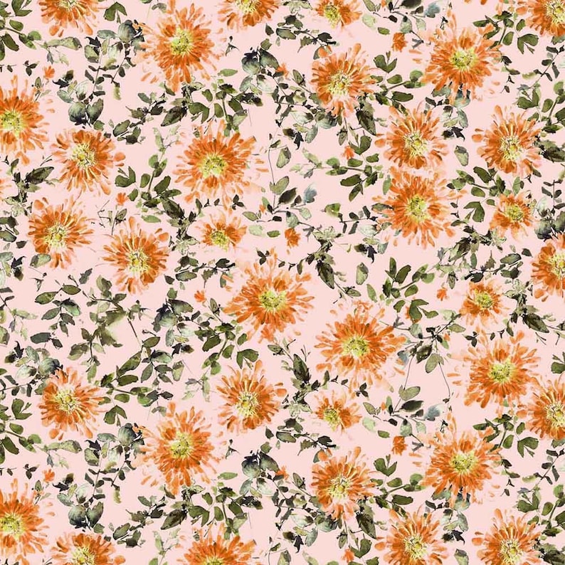 Pode incluir: Um padr&atilde;o repetitivo com flores de cris&acirc;ntemo laranja com centros amarelos e folhagem verde-escura sobre um fundo rosa claro s&oacute;lido. O design floral apresenta uma est&eacute;tica de aguarela com pinceladas vis&iacute;veis e texturas variadas.