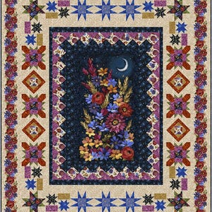 Peut inclure: Une courtepointe rectangulaire présentant un panneau central bleu foncé avec un croissant de lune et un bouquet de fleurs éclatant. La courtepointe est encadrée par plusieurs bordures de tissu à motifs, incluant des fleurs rouges et bleues.