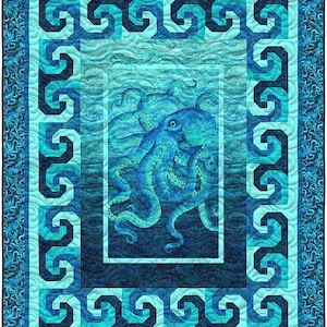 Peut inclure: Une courtepointe bleue et turquoise représentant un poulpe. L'image centrale montre un poulpe dans des tons de bleu, encadré par une bordure rectangulaire. La courtepointe a une bordure à motifs avec un motif géométrique répétitif et un motif ondulé en arrière-plan.
