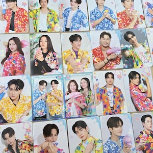 Puede incluir: Una colección de tarjetas fotográficas coloridas con personas que visten camisas hawaianas. Las tarjetas tienen un borde floral y algunas personas sostienen pistolas de agua. Las camisas son rojas, amarillas, azules y florales.