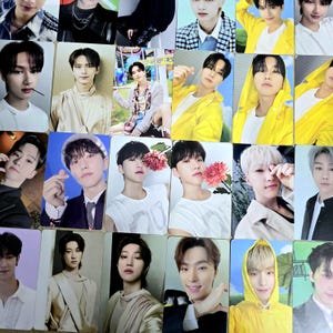 Op de afbeelding: Een verzameling fotokaarten van K-pop-idolen met verschillende leden in verschillende outfits en poses. De kaarten tonen een verscheidenheid aan kleuren, waaronder geel, wit en zwart. Sommige kaarten tonen leden die bloemen vasthouden of jassen dragen.