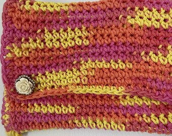 Gehäkelte Clutch mit Akzenten
