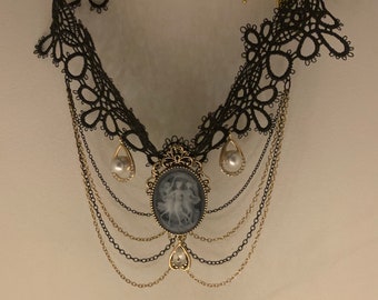 Spetschoker med cameo-detalj