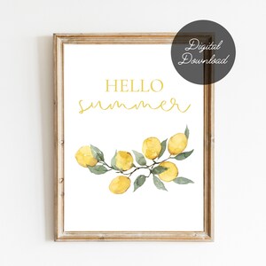 Peut inclure: Impression encadr&eacute;e avec l'inscription dor&eacute;e &laquo; HELLO summer &raquo;. En dessous, une illustration &agrave; l'aquarelle de citrons sur une branche avec des feuilles vertes. T&eacute;l&eacute;chargement num&eacute;rique.