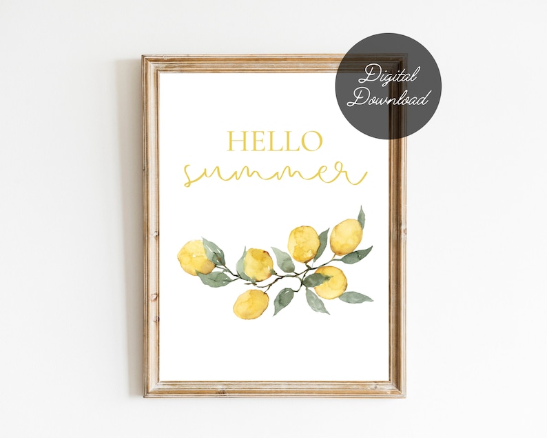 Peut inclure: Impression encadr&eacute;e avec l'inscription dor&eacute;e &laquo; HELLO summer &raquo;. En dessous, une illustration &agrave; l'aquarelle de citrons sur une branche avec des feuilles vertes. T&eacute;l&eacute;chargement num&eacute;rique.