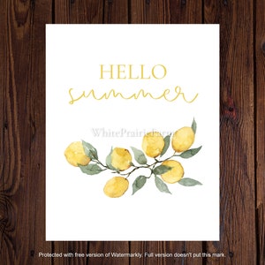 Peut inclure: Impression blanche avec l'inscription "HELLO summer" en &eacute;criture jaune. En dessous, une illustration &agrave; l'aquarelle de citrons sur une branche avec des feuilles vertes. L'&oelig;uvre est sur fond blanc.