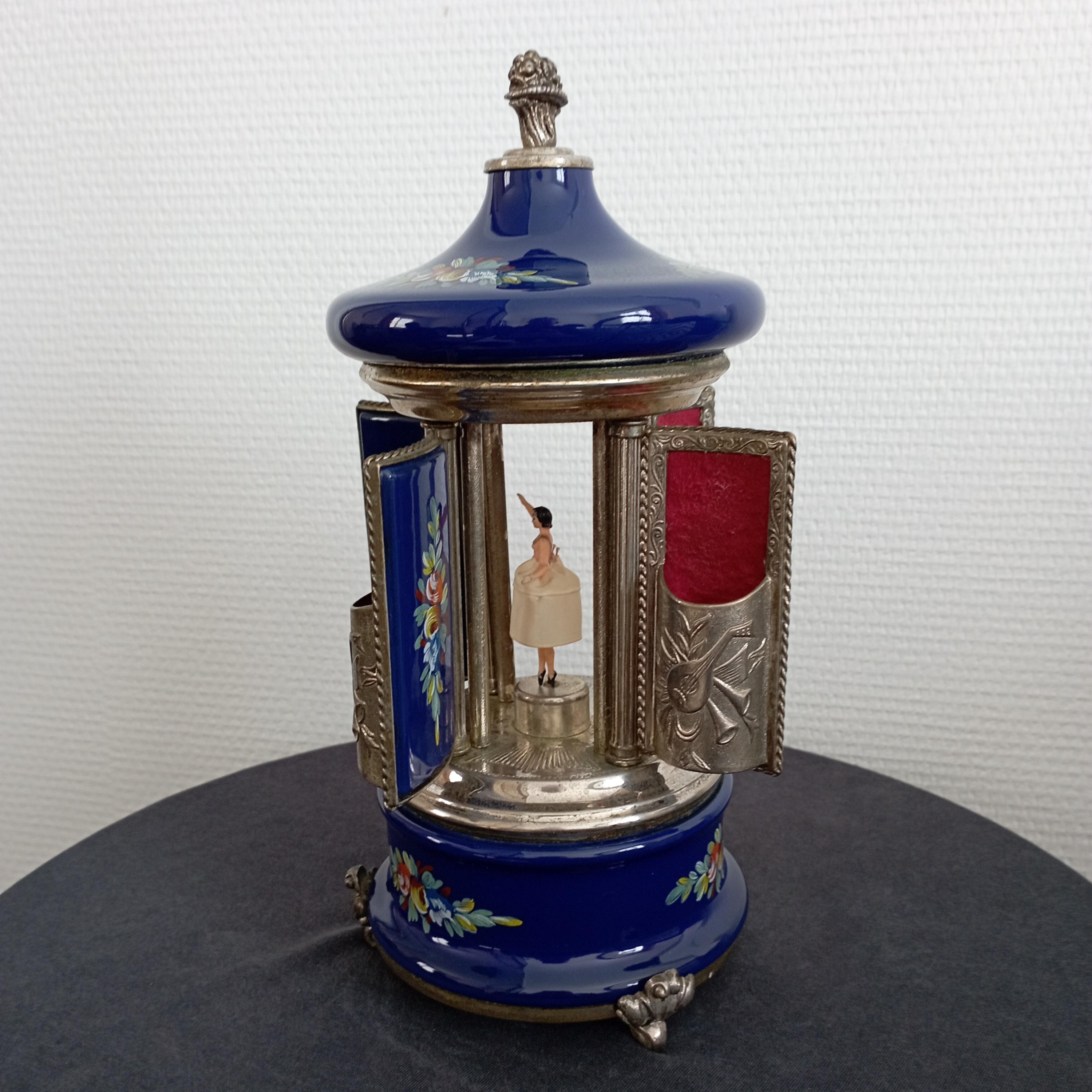 vintage spinning cigarette holder Music Box//musical Carousel With Dancing Ballerina//cigarette Holder