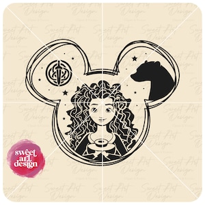 Könnte beinhalten: Schwarz-weiße Silhouette eines Disney-Mickey-Mouse-Kopfes mit einer Prinzessin mit langen, lockigen Haaren, die eine Laterne im linken Ohr hält, einem Bären im rechten Ohr und einem Schwert und Schild im oberen Teil des Kopfes.