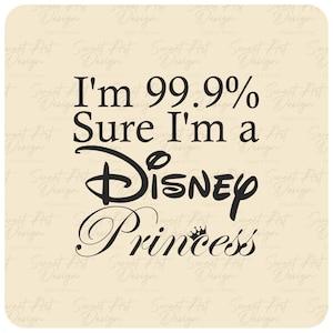 Könnte beinhalten: Ein beiger Hintergrund mit schwarzem Text, der "Ich bin zu 99,9% sicher, dass ich eine Disney-Prinzessin bin" lautet. Der Text ist in einer stilisierten Schriftart gehalten und enthält das Disney-Logo.