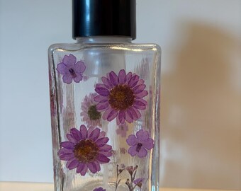 Purple Daisies, Baby's Breath and Verbena dance on this foaming soap dispenser