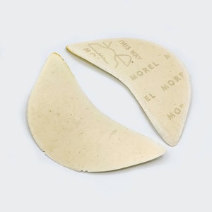 Puede incluir: Dos plantillas de zapatos beige con el texto "This Way Morel El Morf" impreso en una de las plantillas.