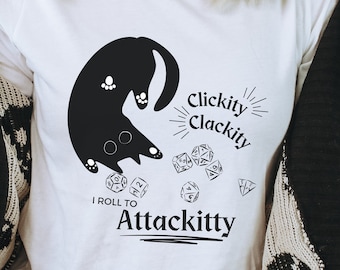 Camisa DND Kitty - Camiseta de moda Clickity Clackity Attakitty, regalo de dragones y mazmorras RPG de mesa, camisa de dados divertida para amantes de los gatos, camisa D20