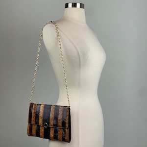 Bolso de hombro/cartera vintage de piel de serpiente con diseño de bloques de colores y rayas, con cadena y sobre