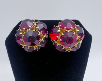Impresionantes pendientes vintage de poste con diamantes de imitación rojo rubí engastados en tono dorado.