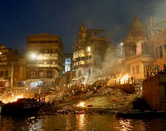Varanasi Ganges fototryck – Burning River Fine Art väggdekoration