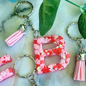 Llavero inicial de letra llena de corazón personalizado // Llavero personalizado, relleno de medias, accesorios de llavero