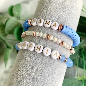Nombre personalizado Mama Heishi pulsera apilamiento conjunto // azul pálido y oro rosa, cuentas personalizadas, palabra, nombre, pulsera de letras, relleno de medias
