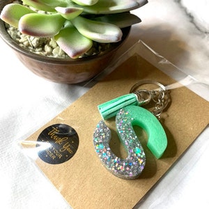 Mint Green & Silver Glitter Carta personalizada llavero/llavero de resina inicial // regalo para ella, hecho a medida