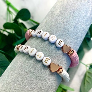 Regalo de pulsera Heishi de novia// Joyería de letras redactadas, corazón de oro rosa, regalo personalizado, sentimental, boda, despedida de soltera, despedida de soltera
