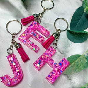 Porte-clés initial personnalisé rose confettis roses mélangés // Fait sur mesure, cadeau personnalisé, lettres et chiffres, cadeau personnalisé