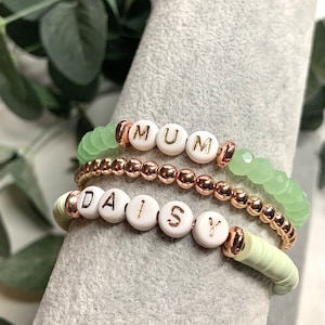 Conjunto de apilamiento de pulseras con nombre personalizado Mama Heishi // Oro verde y rosa, Cuentas personalizadas, Palabra, Nombre, Pulsera con letras, Relleno de calcetín