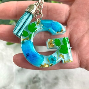 Chaveiro com letras personalizadas e flores em tons de azul // Nome, inicial, chaveiro de resina, enchimento de meia