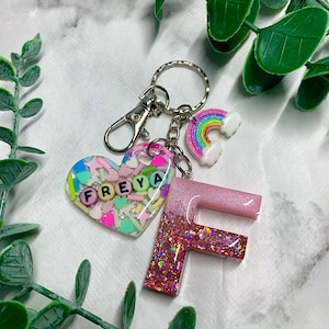 Llavero/dije para bolso con inicial de nombre personalizado // Llavero rosa arcoíris y chispas para mochila, dije para mochila, regalo colorido para niñas