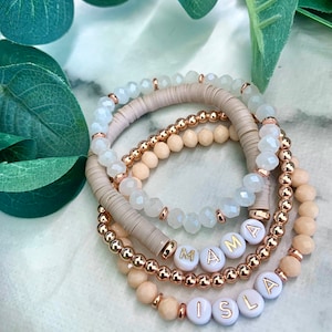 Conjunto de pulseras apilables Mama Heishi personalizadas // Oro rosa beige, nombre personalizado, cristal melocotón, pulsera con letras, relleno de media