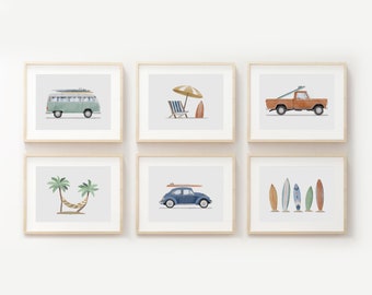 Könnte beinhalten: Sechs gerahmte Illustrationen zum Thema Strand. Die Illustrationen zeigen ein blaues Auto mit Surfbrettern auf dem Dach, einen grünen Van mit Surfbrettern auf dem Dach, einen roten LKW mit Surfbrettern auf dem Dach, eine Palme mit einer Hängematte, einen Strandstuhl mit einem Sonnenschirm und einem Surfbrett sowie eine Reihe von Surfbrettern.