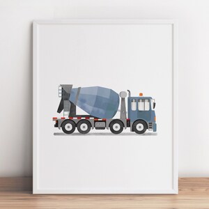 Op de afbeelding: Een blauwe en grijze betonmixertruck op een witte achtergrond. De truck heeft een grote, ronde trommel aan de achterkant en een kleinere cabine aan de voorkant. De truck staat op een witte achtergrond.