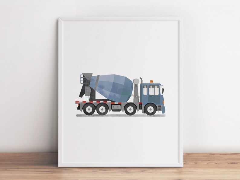 Op de afbeelding: Een blauwe en grijze betonmixertruck op een witte achtergrond. De truck heeft een grote, ronde trommel aan de achterkant en een kleinere cabine aan de voorkant. De truck staat op een witte achtergrond.