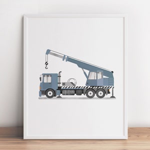 Op de afbeelding: Een blauwe en witte kraanwagen met een zwart-wit gestreept ontwerp aan de zijkant. De kraan is uitgeschoven en de haak is neergelaten.