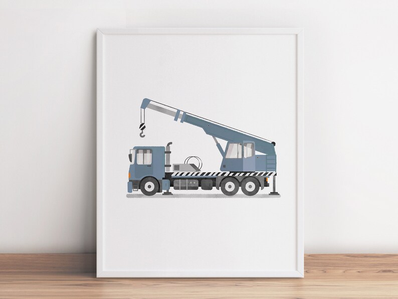 Op de afbeelding: Een blauwe en witte kraanwagen met een zwart-wit gestreept ontwerp aan de zijkant. De kraan is uitgeschoven en de haak is neergelaten.